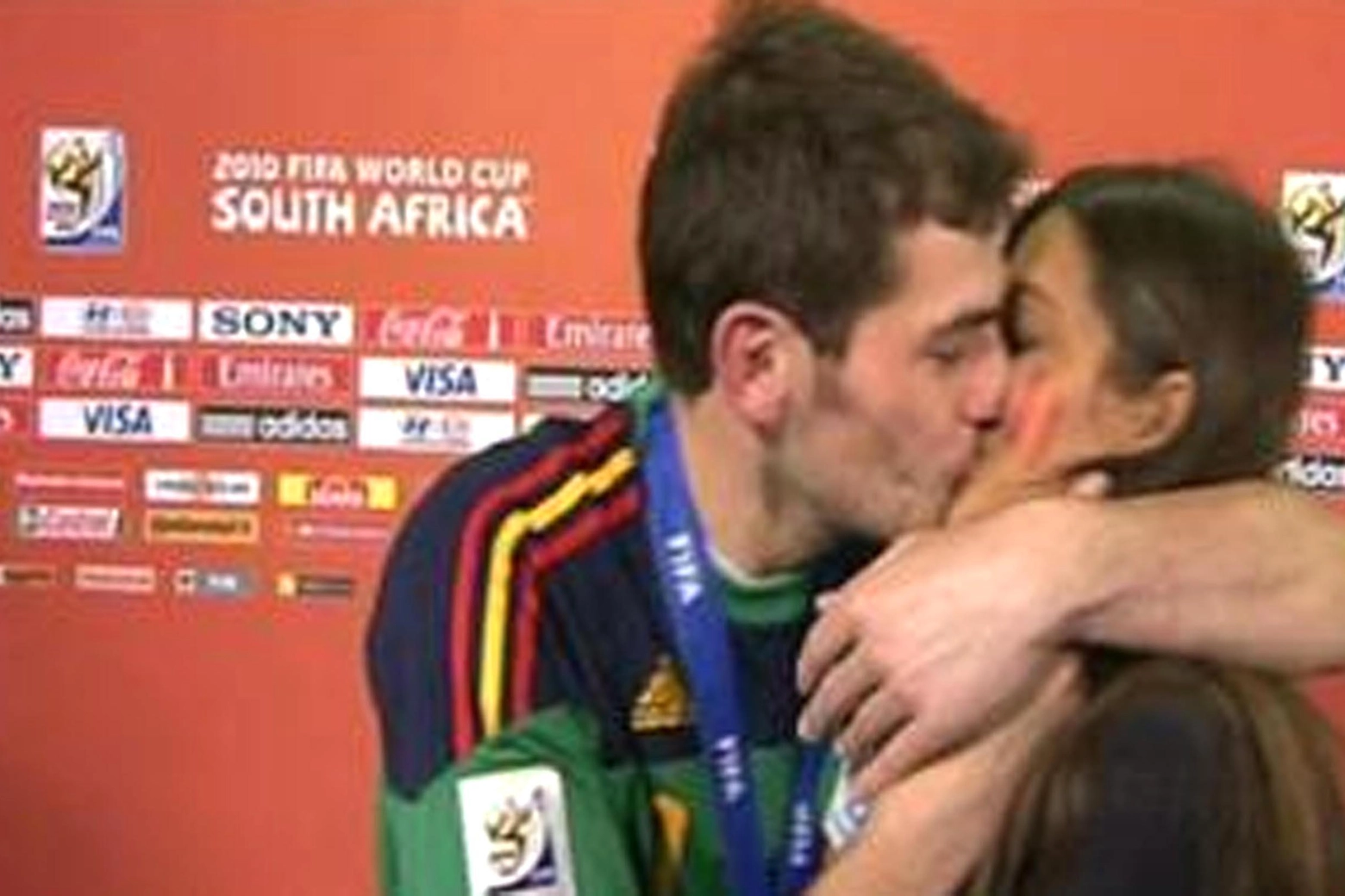 Iker Casillas bacia Sara Carbonero che lo stava intervistando (frame tv)