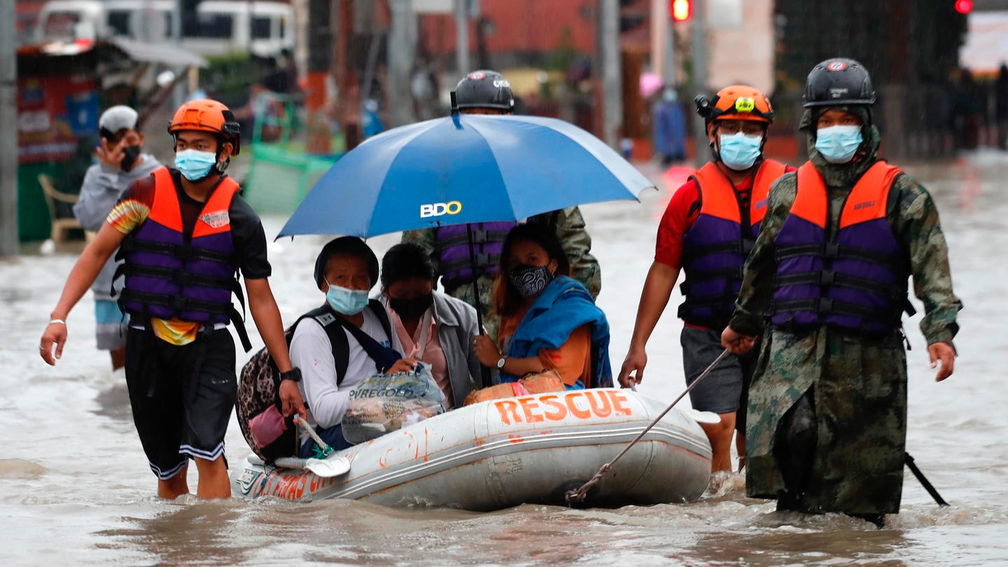 Filippine, migliaia in fuga per le alluvioni