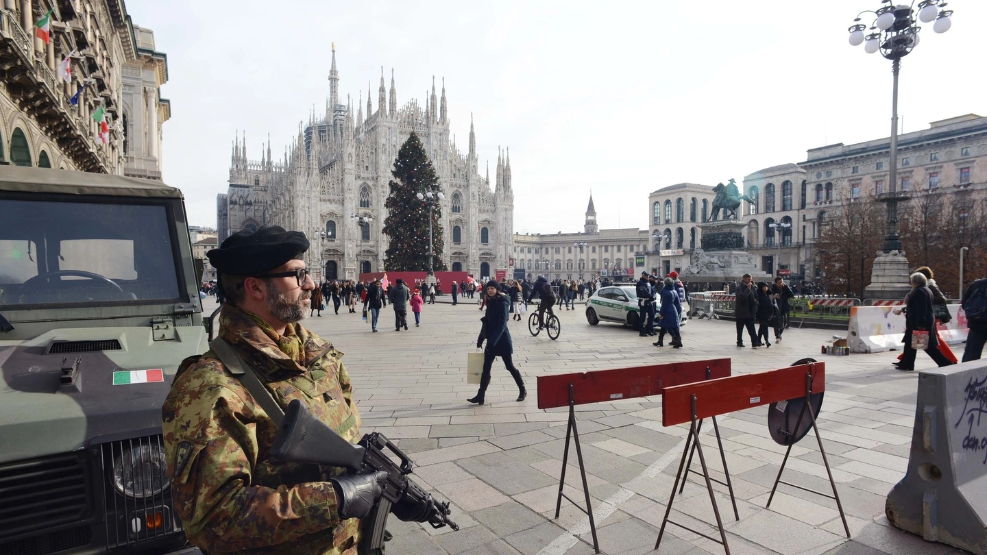 Controlli dei militari in piazza Duomo