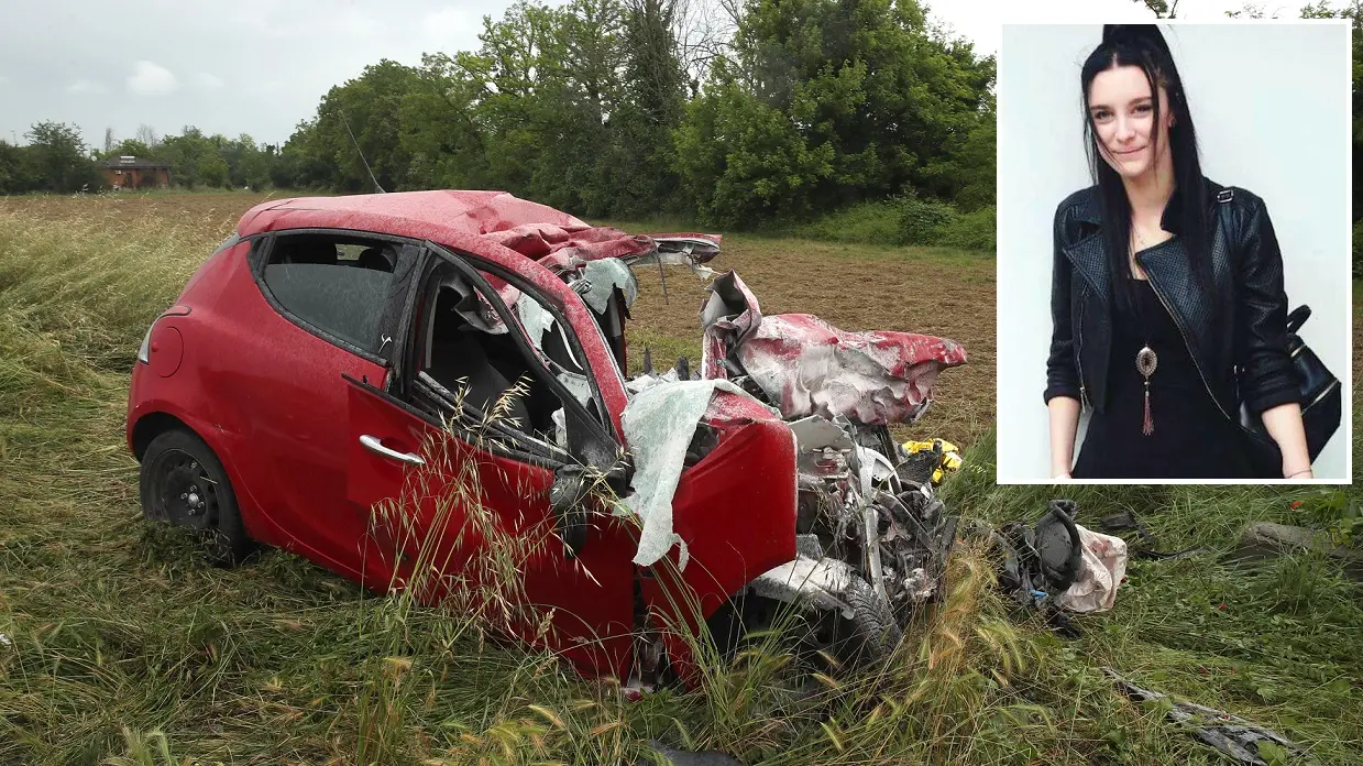 L'auto distrutta e la vittima Claudia Feroldi