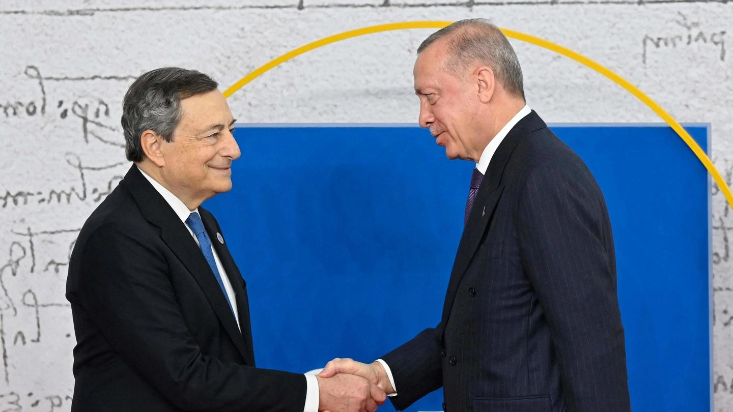 Mario Draghi e Recep Tayyipe Erdogan a Roma (Ansa)