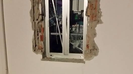 I danni alla finestra (immagine da Facebook)