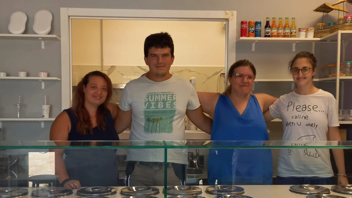 Da sinistra Francesca, Federico, Melissa e Fabiola all'interno della nuova gelateria inclusiva