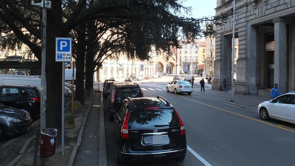 Mini rivoluzione in piazza Carducci. Eliminata la “cornice“ di posti auto