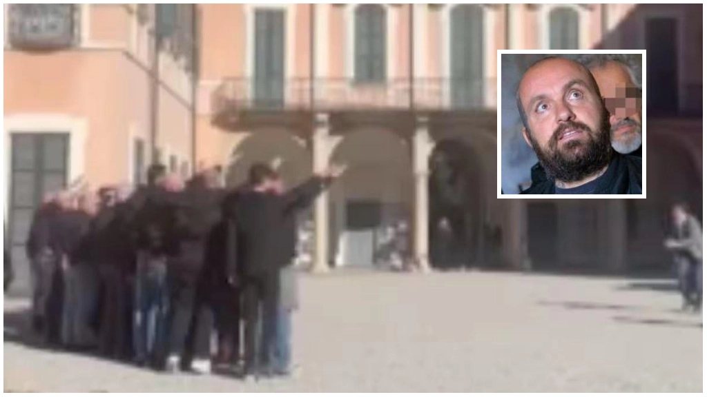 Il frame del video del saluto romano nel cortile di Palazzo Estense; nel riquadro, Alessandro Limido
