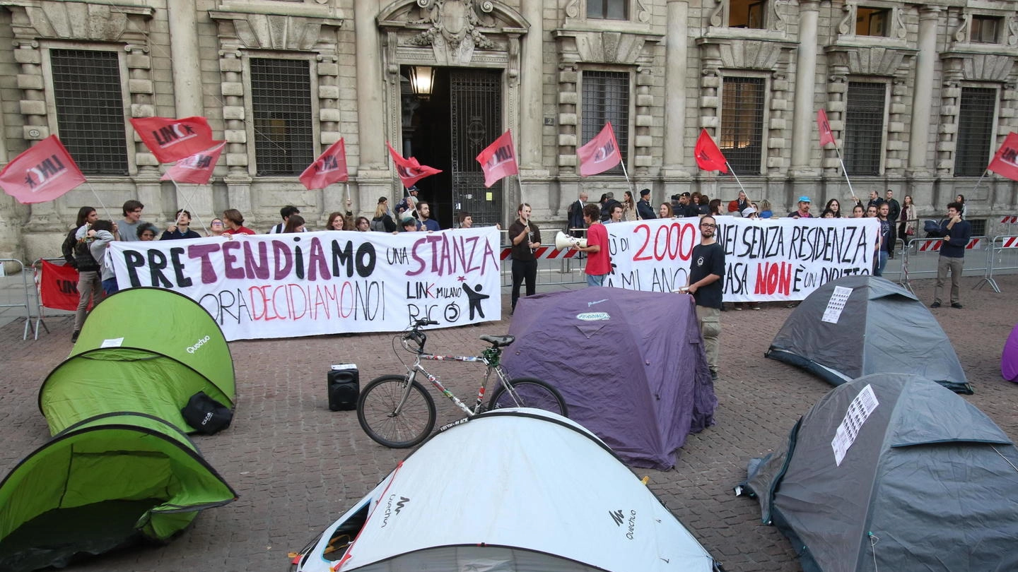 La protesta in tenda davanti a Palazzo Marino