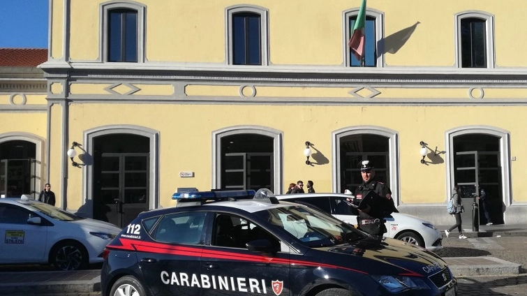 Carabinieri alla stazione ferroviaria di Pavia