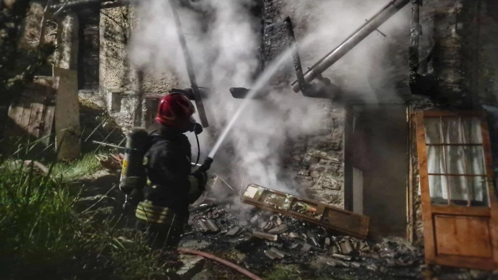 L'incendio a Sueglio (foto dei vigili del fuoco) L'incendio a Sueglio (foto dei vigili del fuoco)