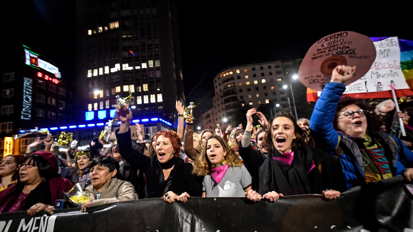 Protesta a Milano contro le violenze sulle donne