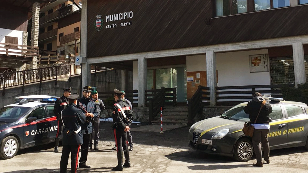 Guardia di finanza e carabinieri di fronte al municipio di Foppolo il giorno degli arresti