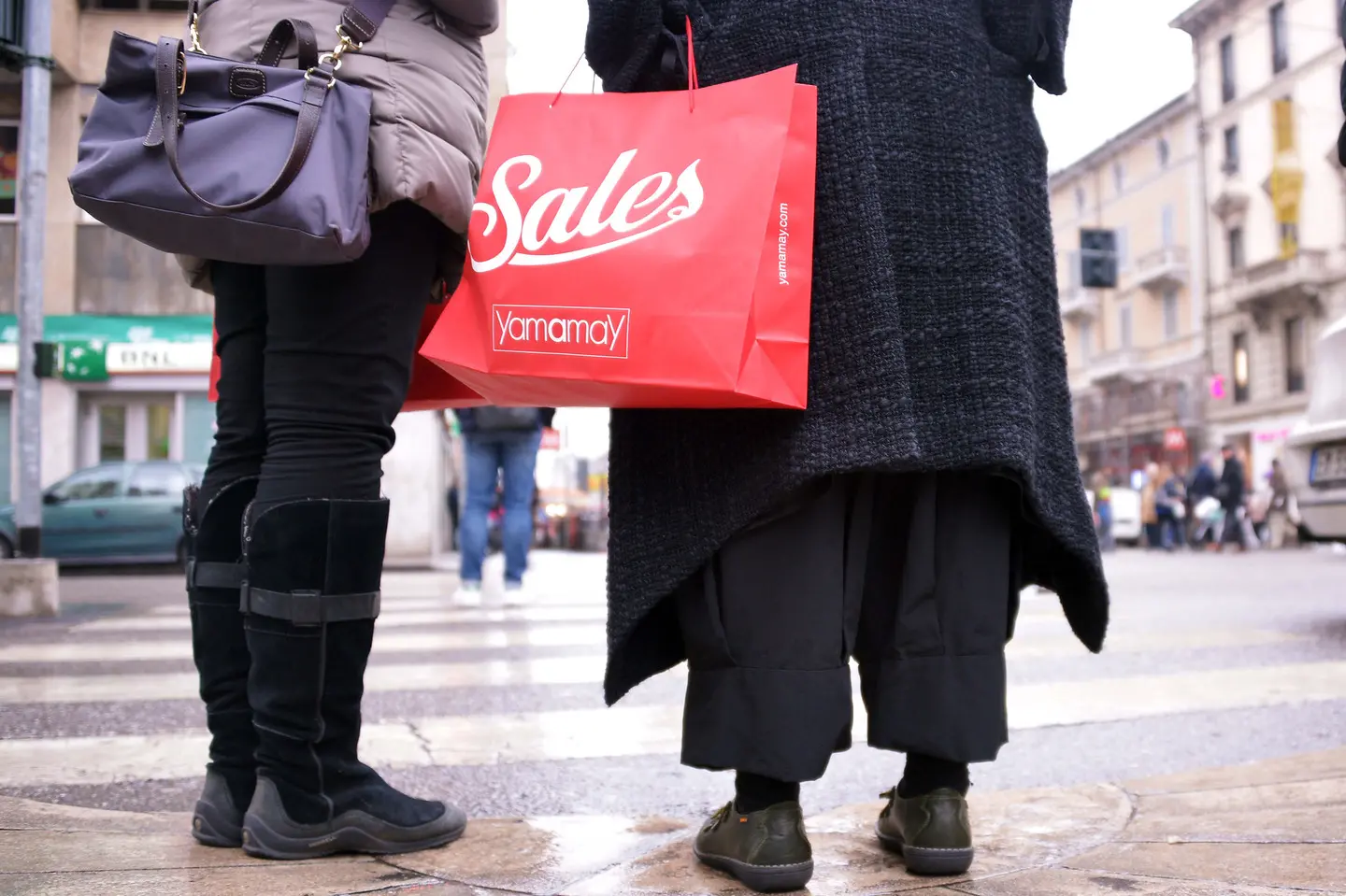Lombardia, al via i saldi invernali: a Milano poche code nei negozi, folla negli outlet