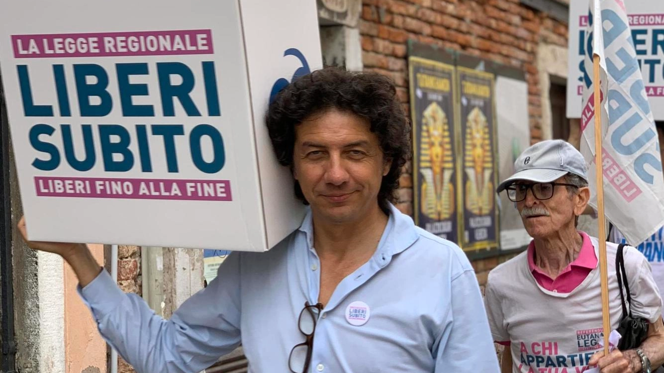 Marco Cappato con le firme per le leggi regionali che garantiscano il suicidio assistito