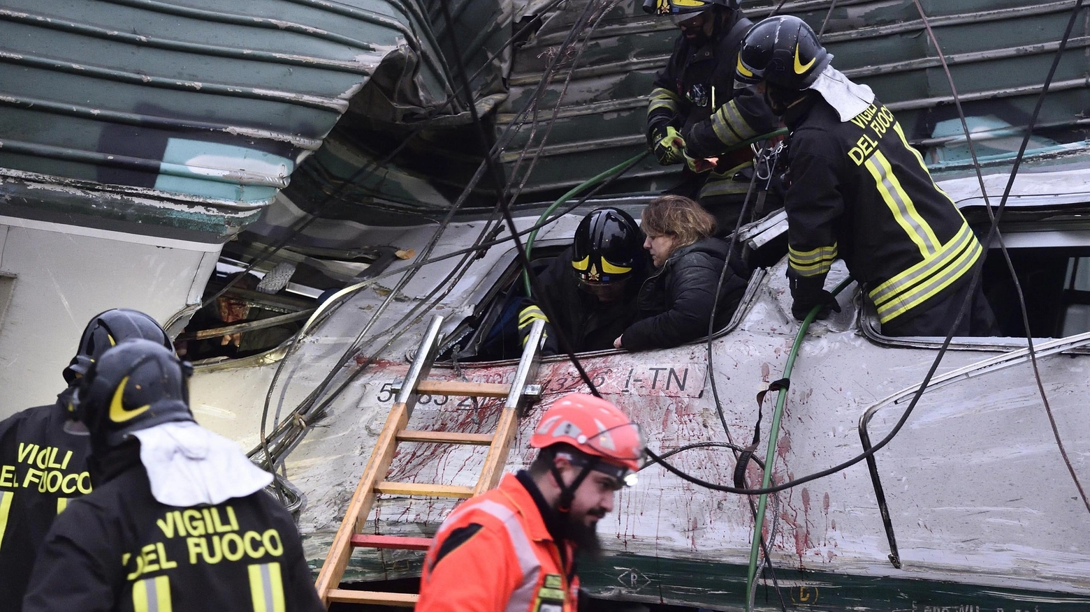 Uno dei feriti estratto dai vagoni del treno deragliato