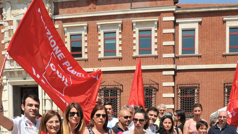 I dipendenti  della Quiete davanti al tribunale di Varese