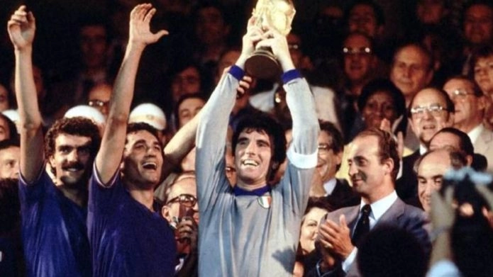 Dino Zoff alza la Coppa del mondo '82