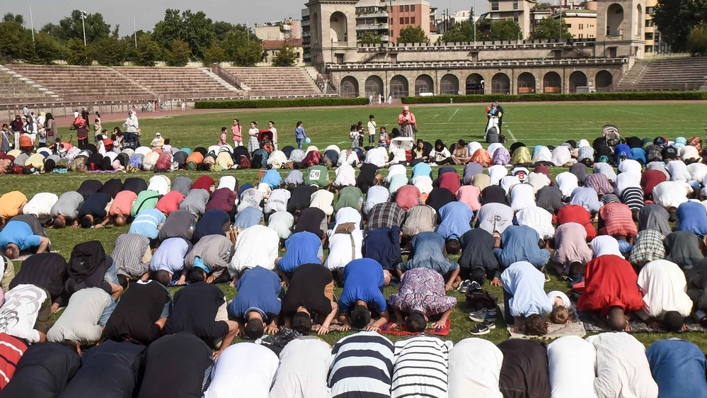 Musulmani in preghiera all'Arena