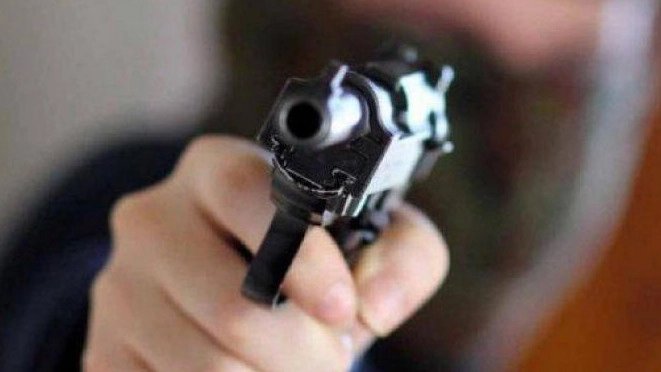 La rapina è avvenuta con la pistola in pugno (foto repertorio) La rapina è avvenuta con la pistola in pugno (foto repertorio)