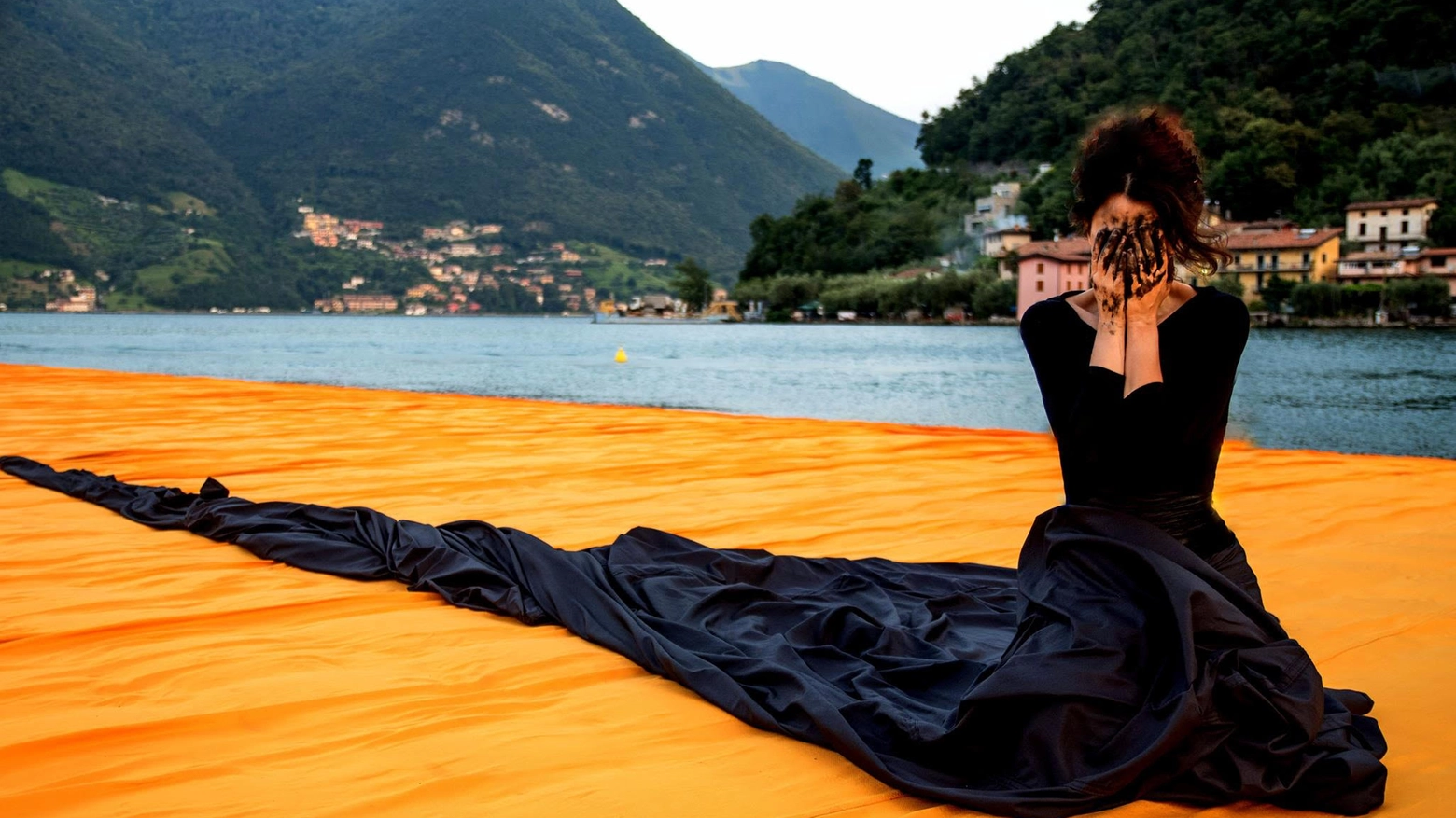 L'artista e poetessa milanese Tiziana Cera Rosco racconta e spiega la sua performance nell'ultimo giorno di apertura con una gonna nera fatta di sette lenzuola (foto di Alex Astegiano - video di Michele Affaticati)