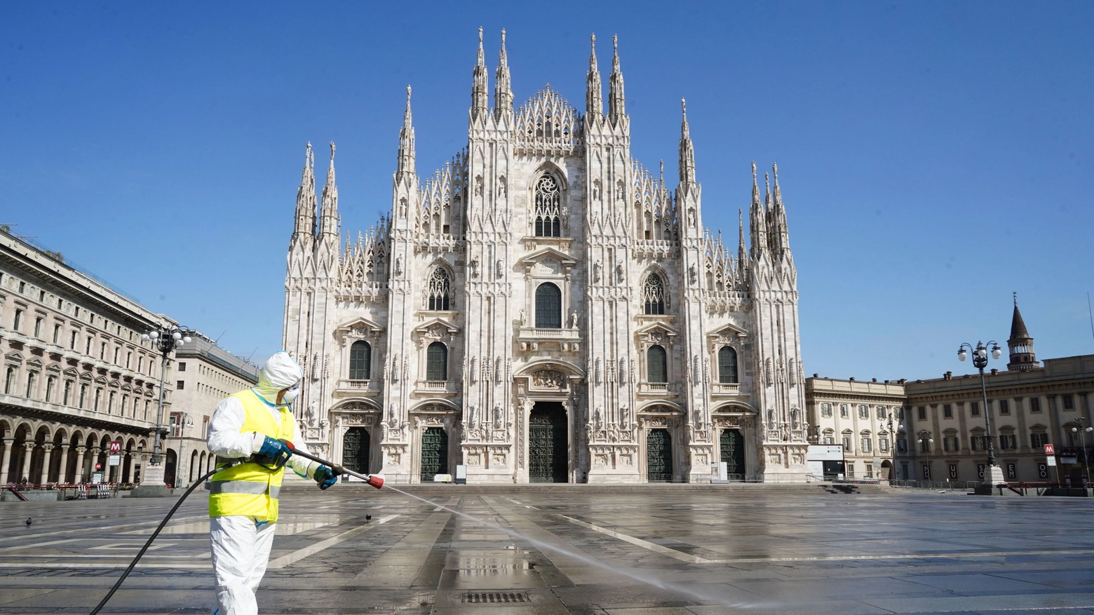 Sanificazione di piazza Duomo a Milano
