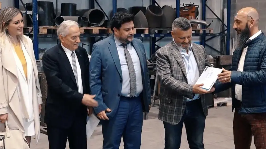 Gli imprenditori che resistono Il sindaco: "Siete i nostri eroi" Gli imprenditori che resistono Il sindaco: "Siete i nostri eroi"