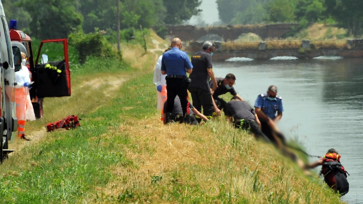 Il recupero dei corpi dei 19enne annegati nel canale a Crema