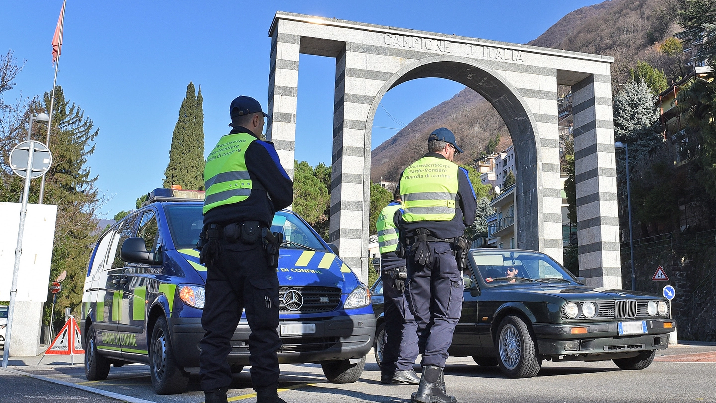 Le guardie elvetiche di confine da ieri nell’area doganale per i controlli previsti