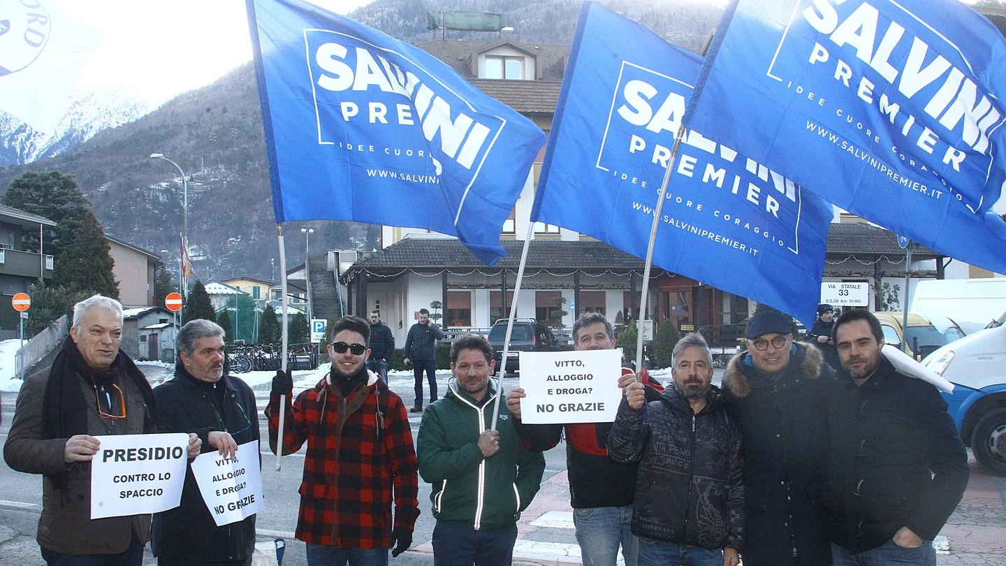 SIT–IN Manifestazione della Lega davanti all’Hotel Bellevue dove erano alloggiati alcuni  dei  profughi denunciati