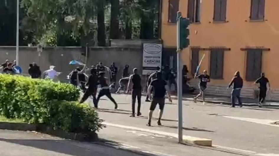 La rissa fra i tifosi