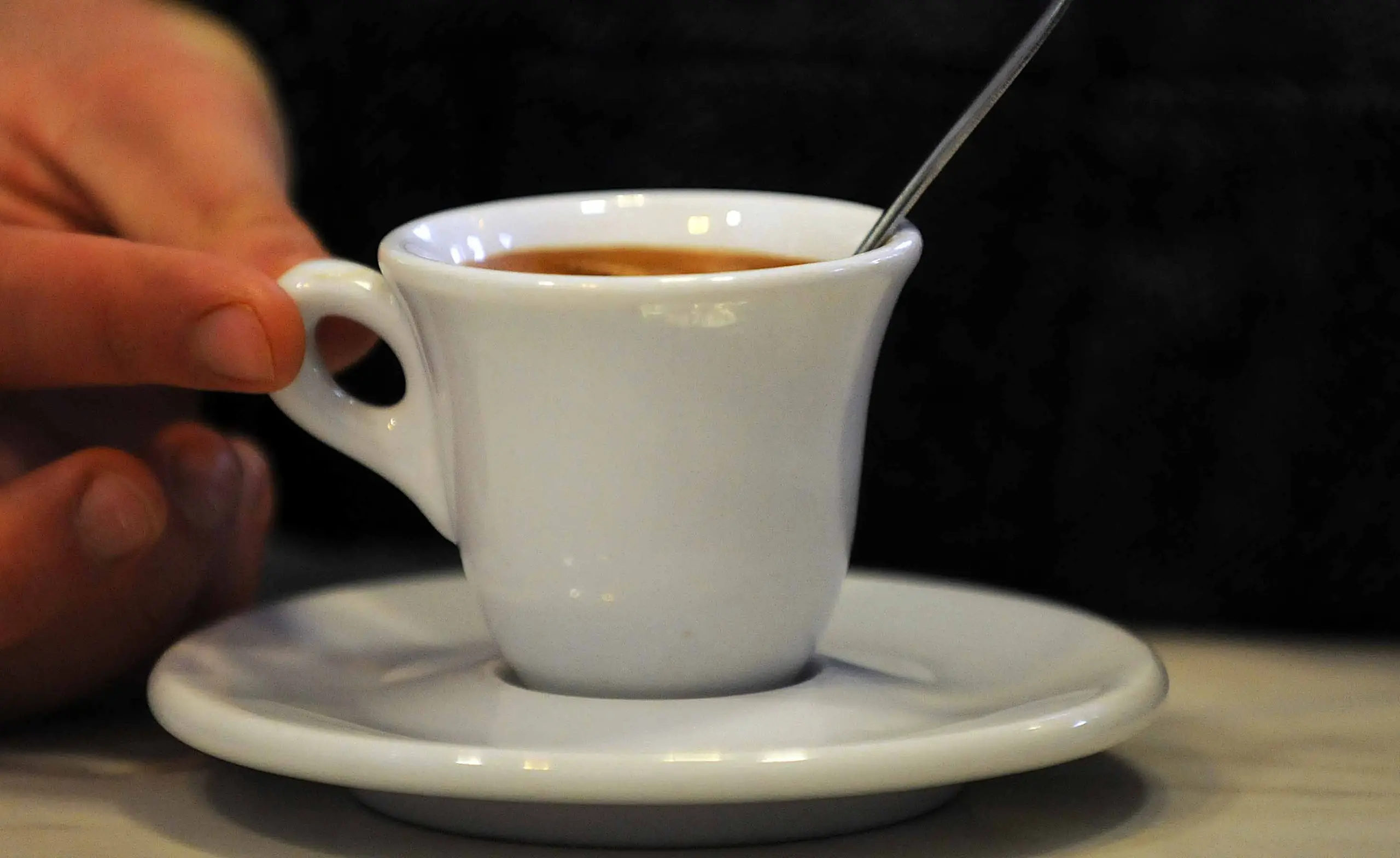 Pusiano, psicofarmaco nel caffè: prof e mamma in aula