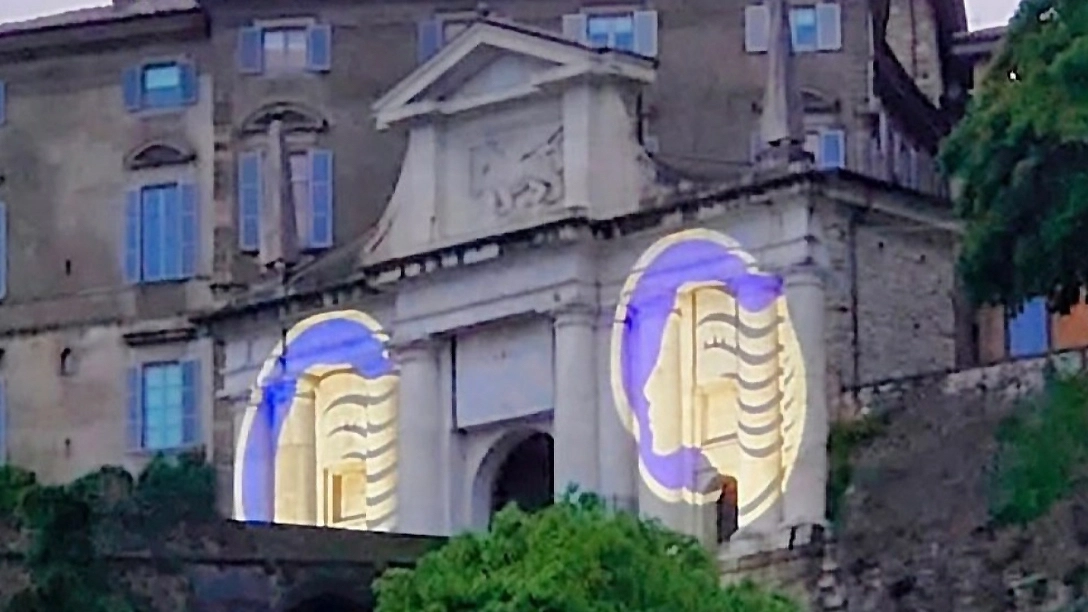 Il logo dell'Atalanta proiettato su Porta San Giacomo