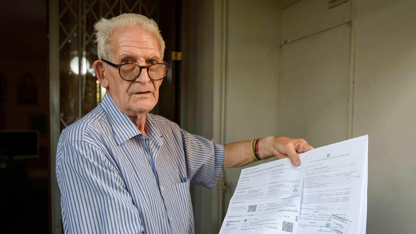 Francesco Decorso, di 82 anni, con in mano le ultime due multe ricevute