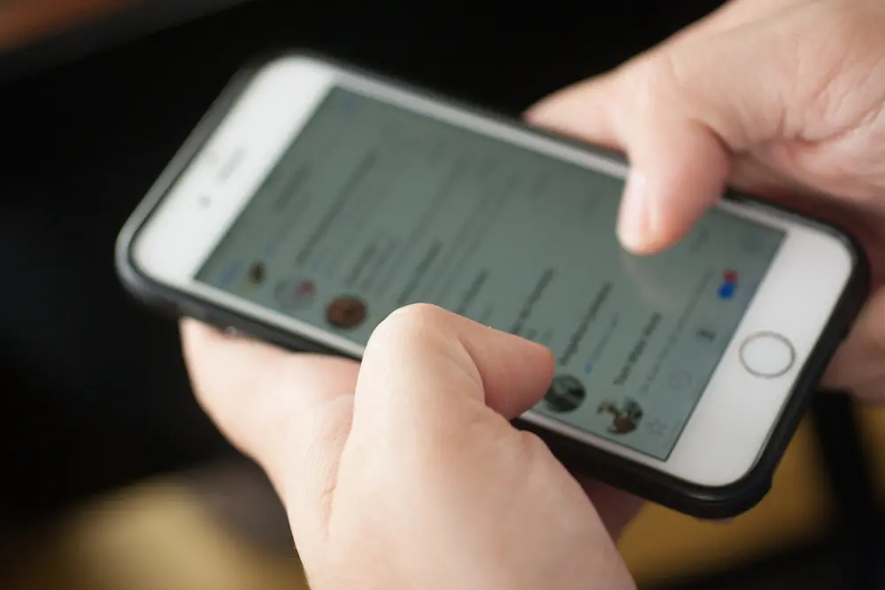 Si finge 14enne sui social per adescare bambine: la trappola del pedofilo su Whatsapp
