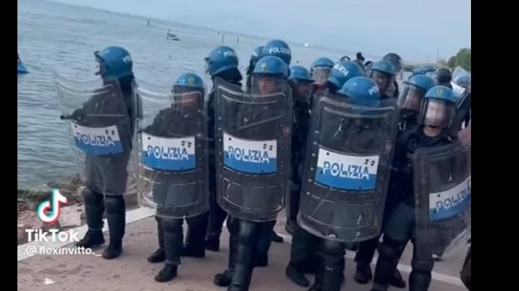 Polizia antisommossa alla maxi rissa sul Garda 