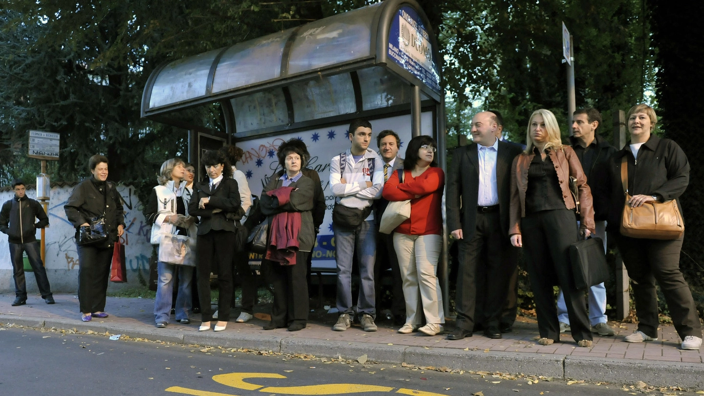 Viaggiatori in attesa dell’autobus a una fermata