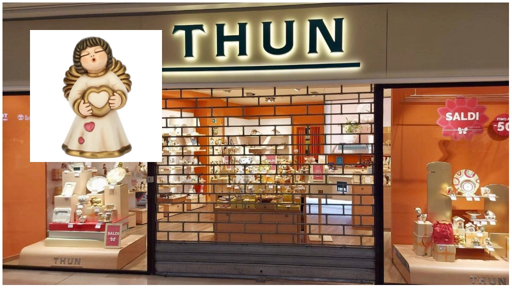 Il negozio Thun al Bennet di Tavernola; nel riquadro un angioletto Thun