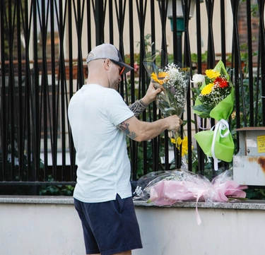 Omicidio di Sofia Castelli, il dolore nei fiori e nei tantissimi messaggi di amici e vip