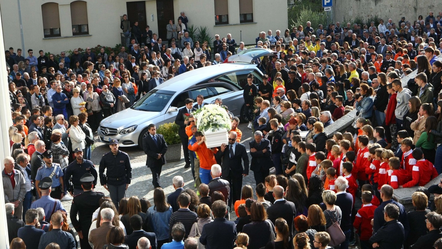 I funerali di Mariagrazia Pomoli e Matteo Dei Cas ad Ardenno (Anp)