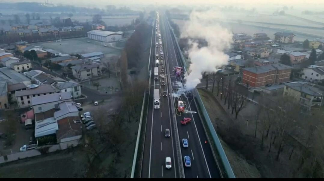 incidente bisarca prende fuoco in autostrada a21, Cremona 30 gennaio 2023.  Only Crew Paolo Cisi Fotolive