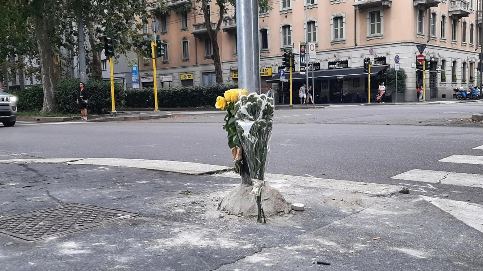Fiori sul luogo dell'incidente in cui ha perso la vita Karl Nasr Fiori sul luogo dell'incidente in cui ha perso la vita Karl Nasr