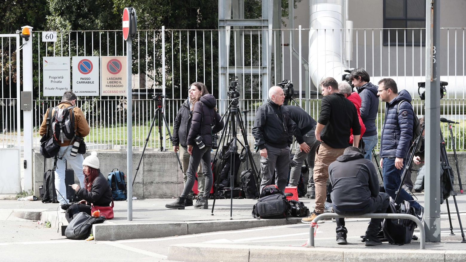 L'ingresso del San Raffaele assediato da media e fan di Berlusconi