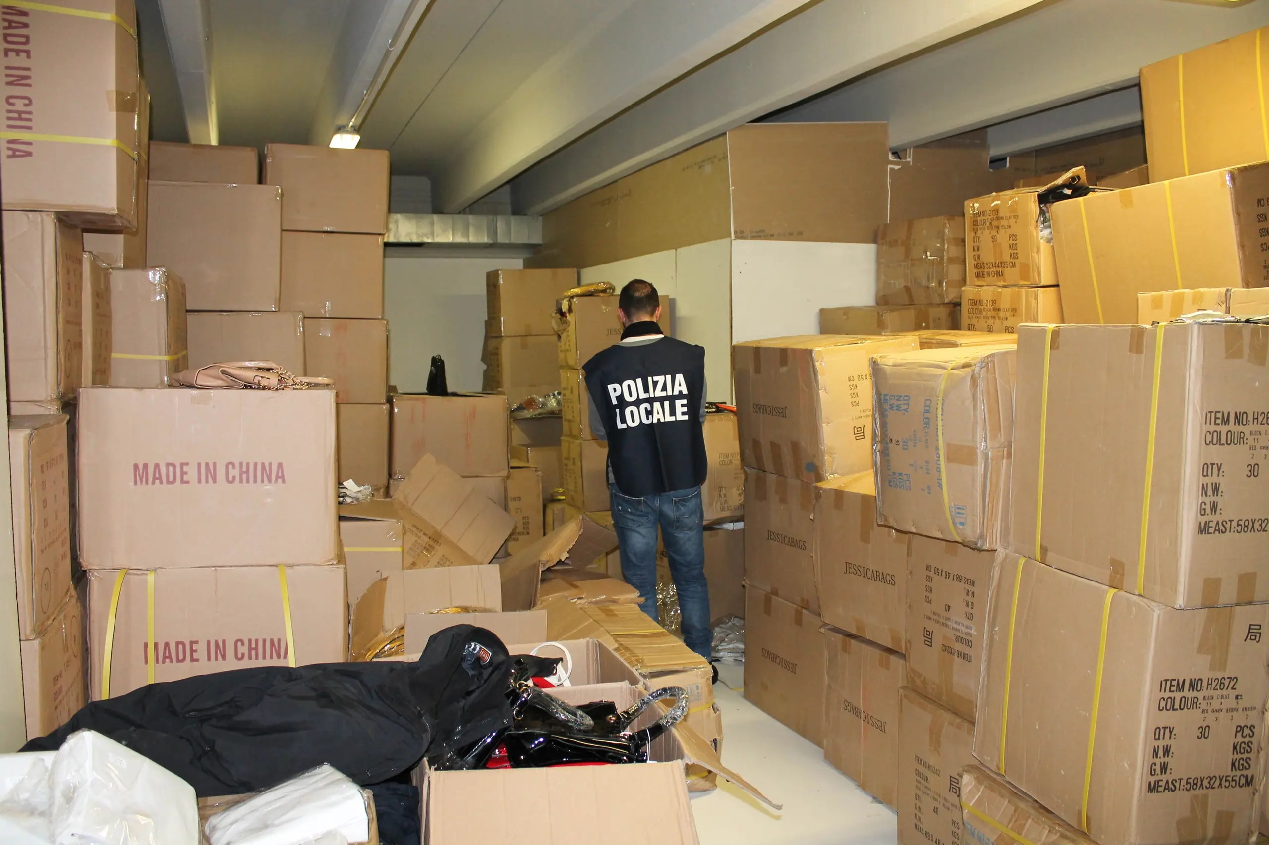 Contraffazione, la Polizia locale sequestra 45 mila borse