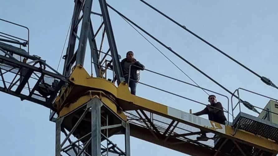 Operai in cima alla gru fino a sera per avere gli stipendi arretrati Operai in cima alla gru fino a sera per avere gli stipendi arretrati