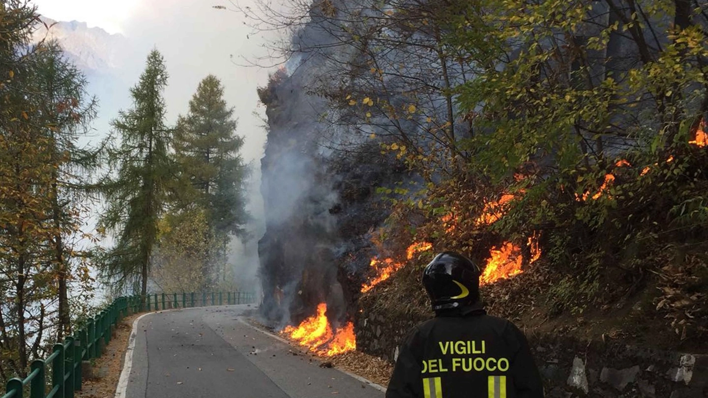 L'incendio sulla strada per Tartano (National Press)
