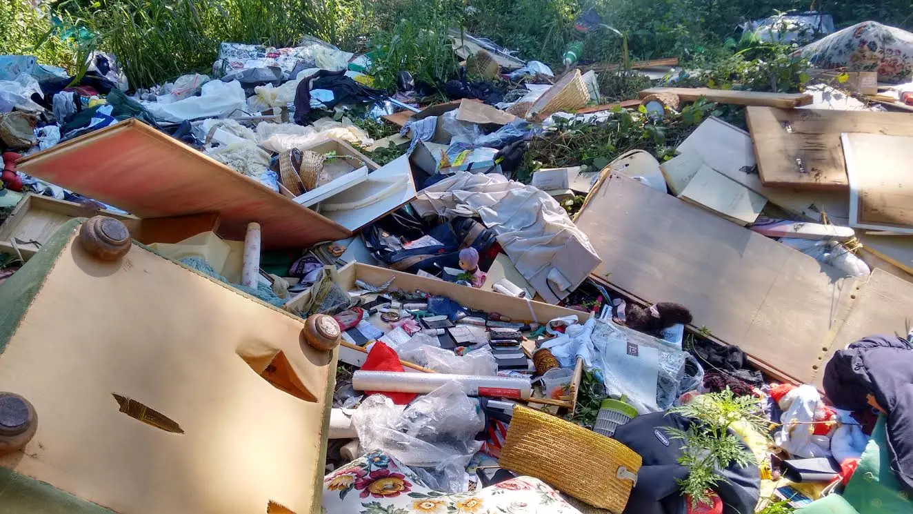 Crema, sos discariche abusive: sulla Paullese oltre 500 chili di rifiuti