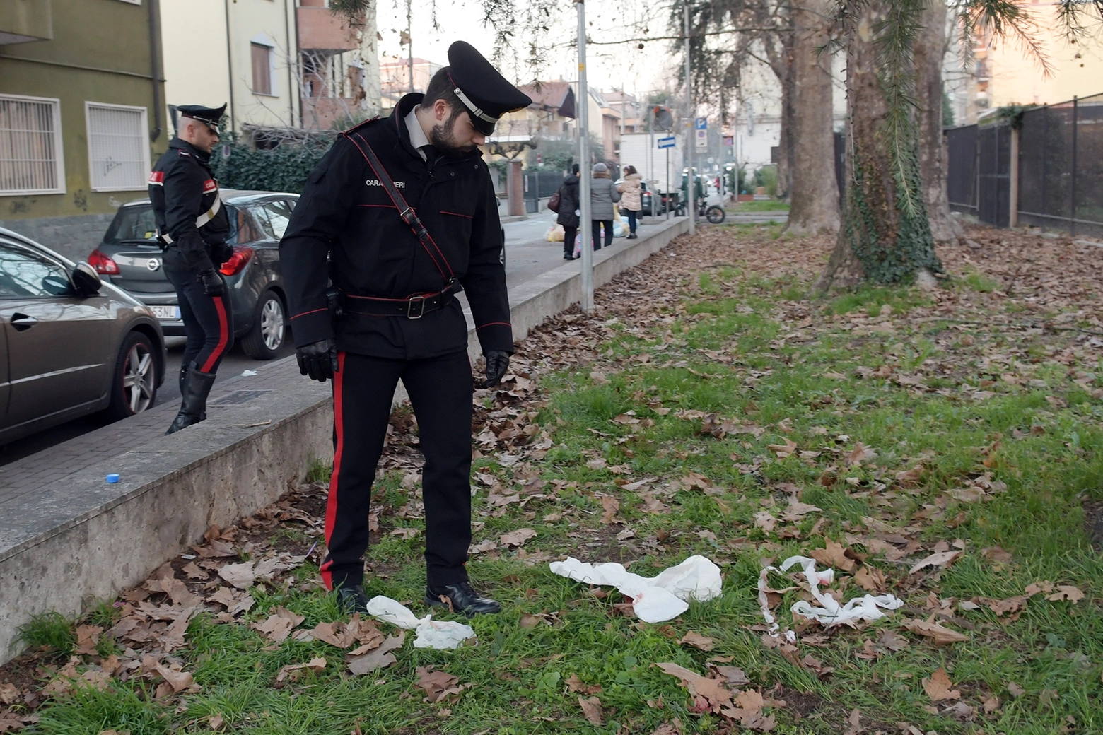 Carabinieri nel parchetto di via Piave dove è stato soccorso il ferito