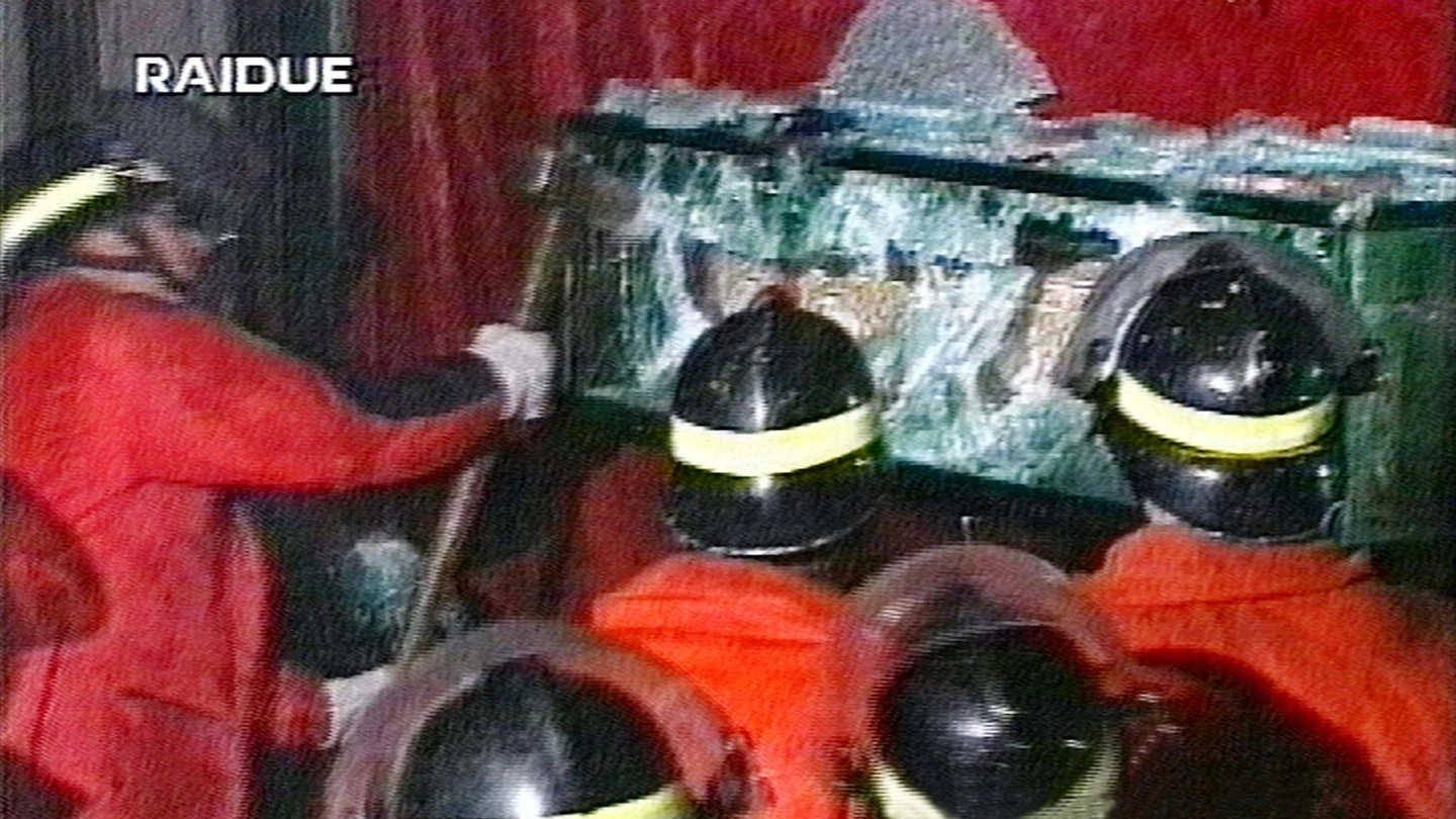 1997, i Vigili del Fuoco rompono la teca contenente la Sacra Sindone (Ansa)