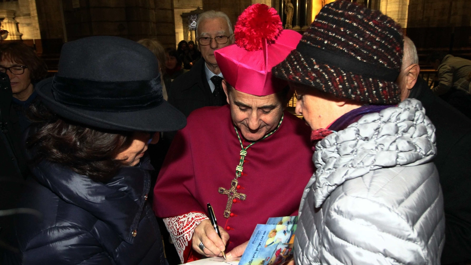 L'arcivescovo Mario Delpini tra i fedeli (NewPress)