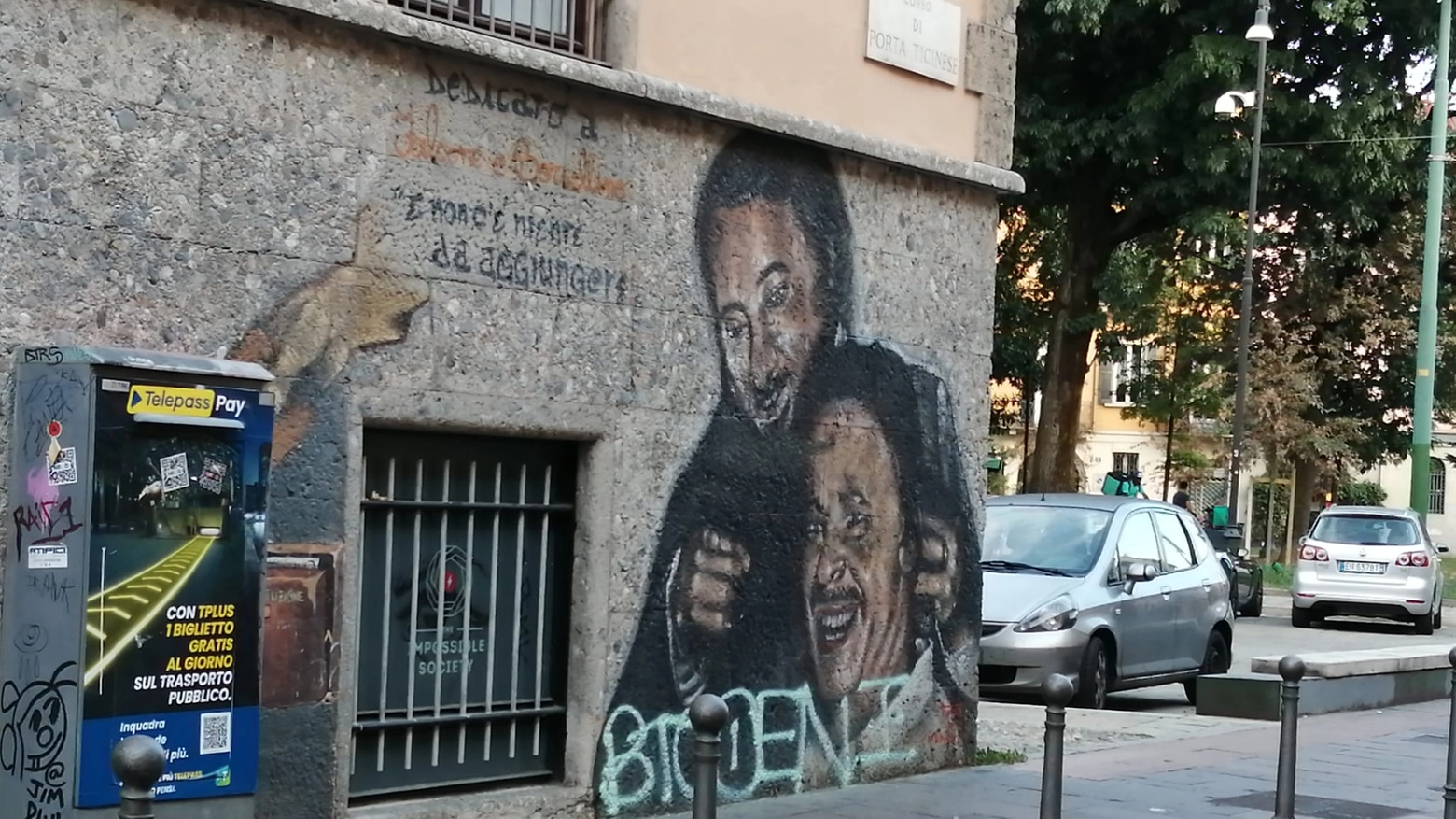  Imbrattato con una scritta il murale di Falcone e Borsellino in corso di Porta Ticinese 
