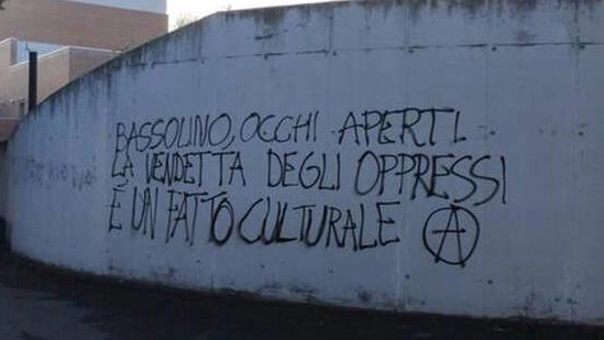 Apparse sui muri esterni del Tribunale: nel mirino il pm della "questione culturale". Aperta un’inchiesta affidata all’antiterrorismo. Oggi summit per stabilire eventuali contromisure