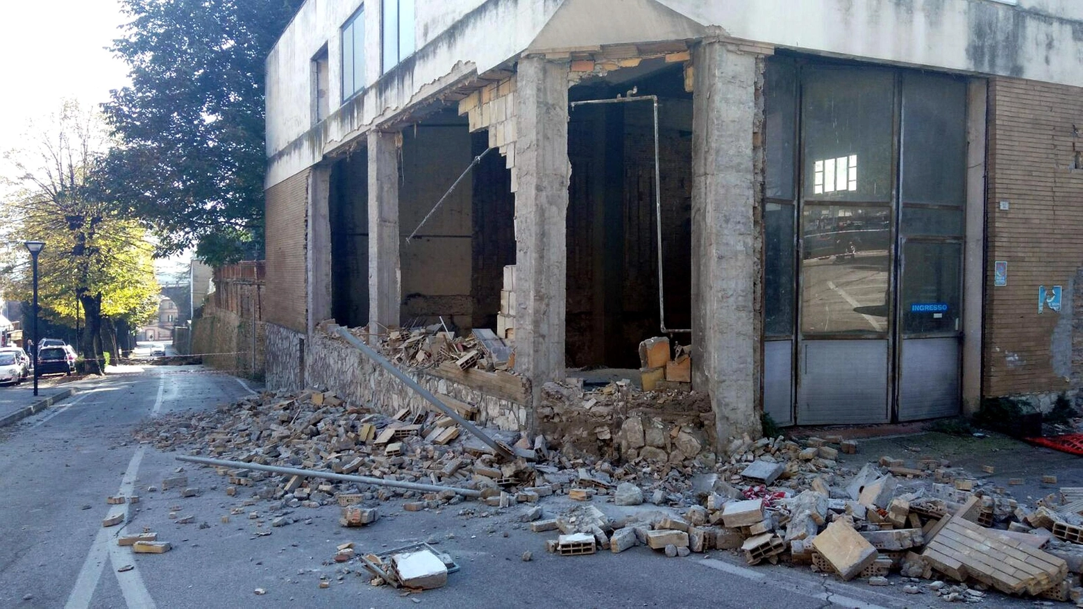 Un edificio di Tolentino devastato dal terremoto